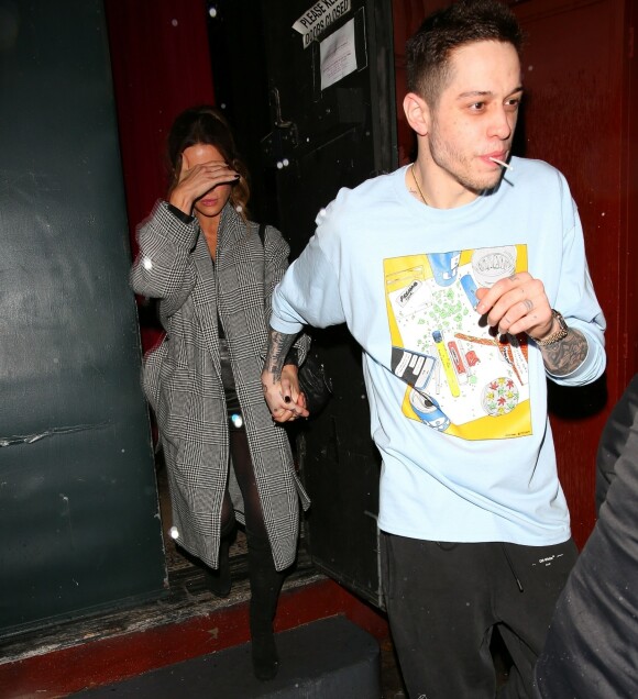 HÅND I HÅND: Her forlater Kate Beckinsale og Pete Davidson lokalet komikeren akkurat har holdt et stand-up show fredag. Foto: NTB Scanpix HÅND I HÅND: Her forlater Kate Beckinsale og Pete Davidson lokalet komikeren akkurat har holdt et stand-up show fredag. Foto: NTB Scanpix